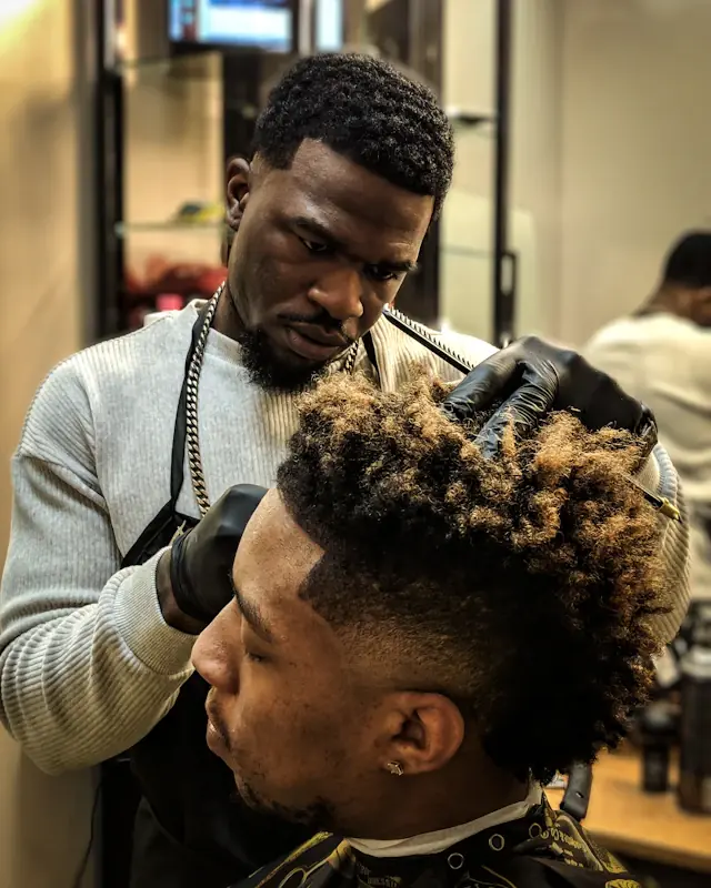 Barbeiro cortando o cabelo de um cliente
