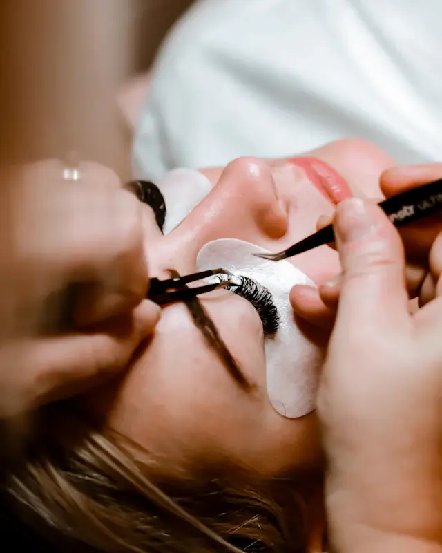 Lash designer aplicando extensão de cílios fio a fio